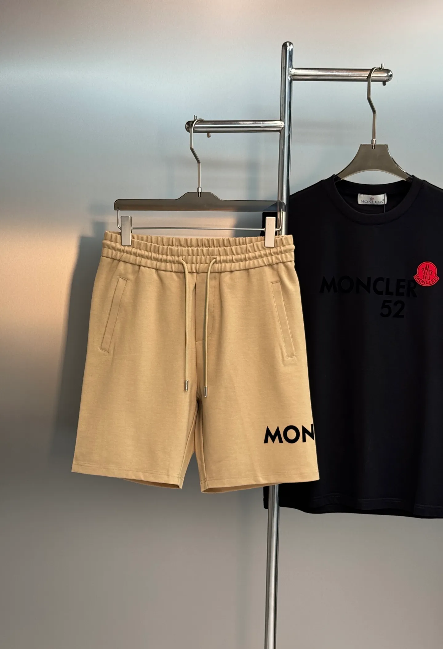 。 240 ⚜️Moncler 26s New Arrival . Same Style❤️ .Classic moncler Red . . . Premium ， Breathable ！ ！ . Classic Versatile！！ ：Black.White.Khaki.Sizes：M-3XL/29-36 ❗️（S 4XL ）175/140 L
